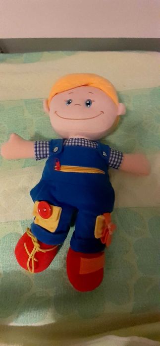 Lalka do nauki sznurowania.