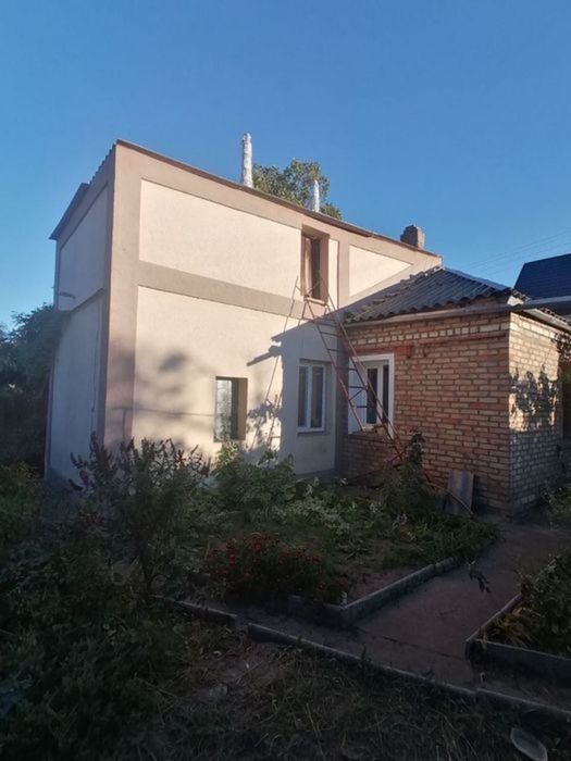 Продам будинок з ексклюзивною земельною ділянкою в центрі міста.