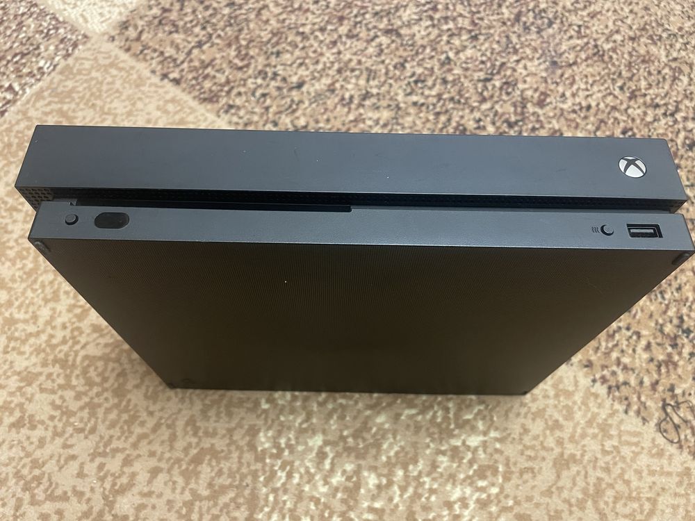 Приставка Xbox one x 1tb