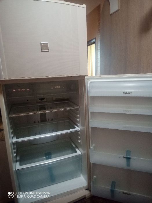 Холодильник Sharp на 535 літрів