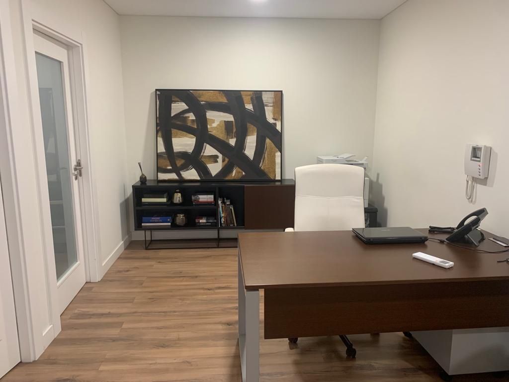 Arrenda-se sala ou posto de trabalho em sala partilhada