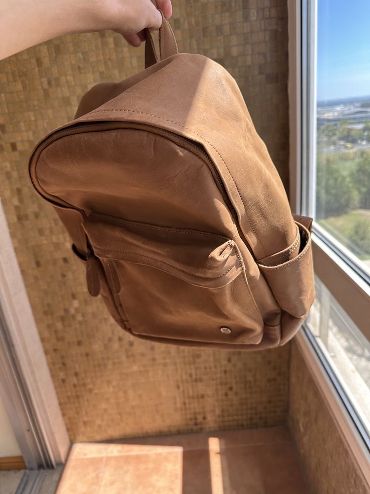 Mochila de couro verdadeiro