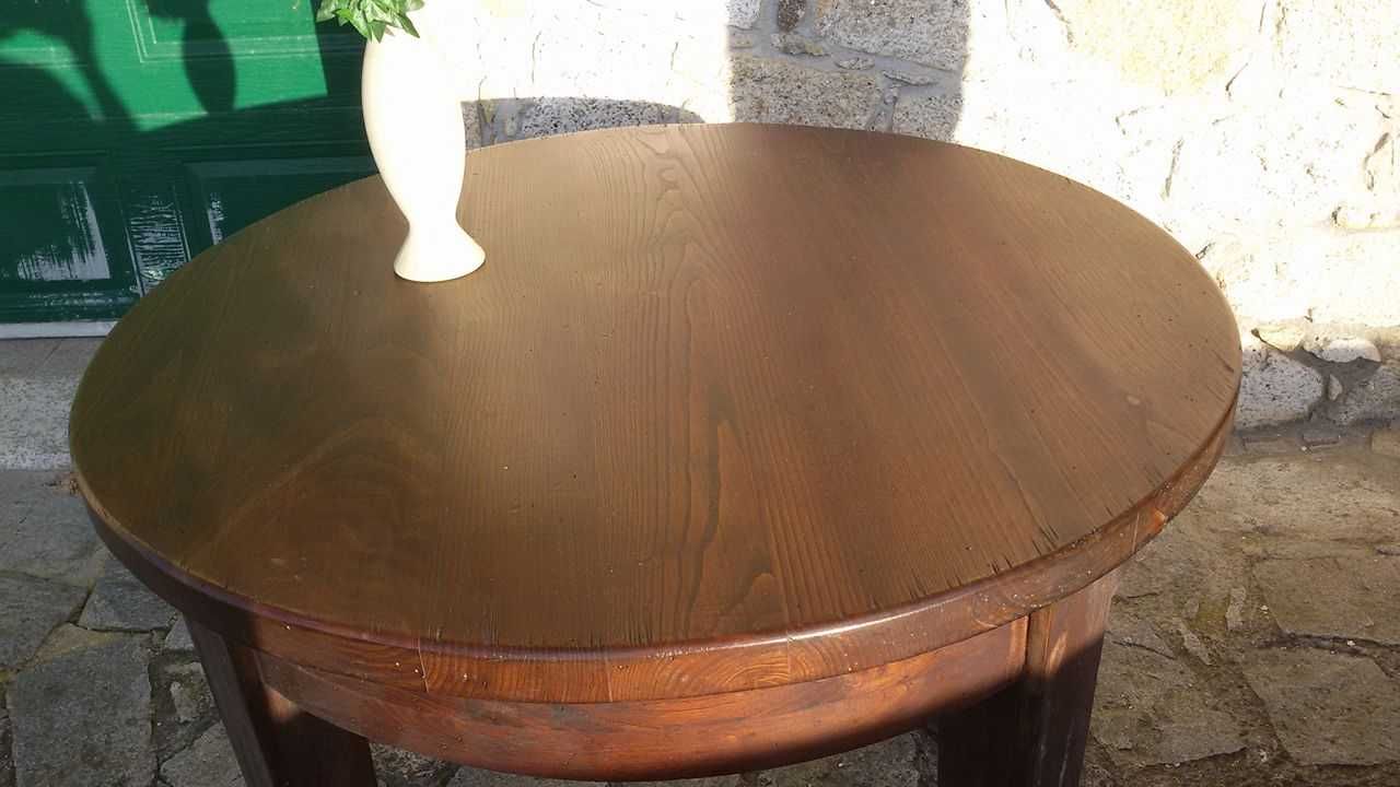 Mesa Redonda em Madeira de Castanho Maciço