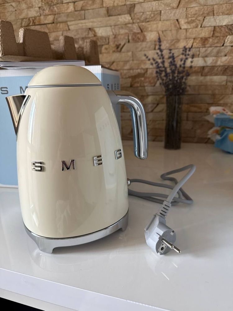 Чайник SMEG кремового кольору