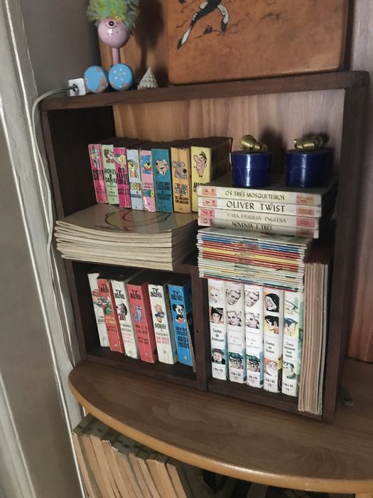 Cadeira de costura antiga para quarto de criança