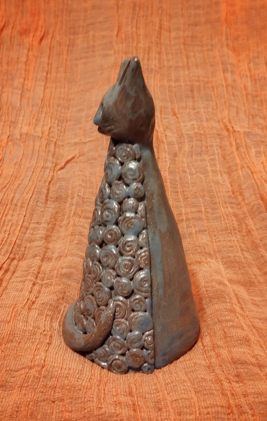 Kot - ceramiczna, szkliwiona rzeźba, h-19cm, piękna kolorystyka