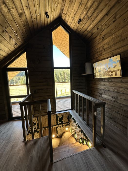 Двох поверховий котедж з чаном в карпатах