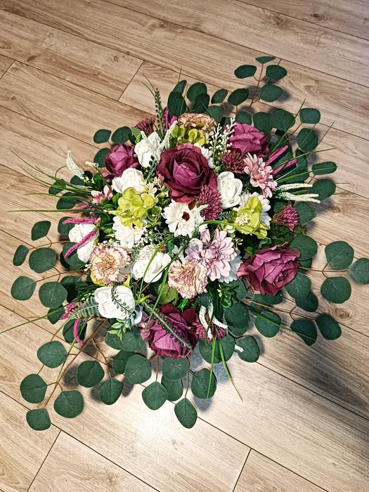 Wiązanka nagrobna, kompozycja kwiatowa na cmentarz