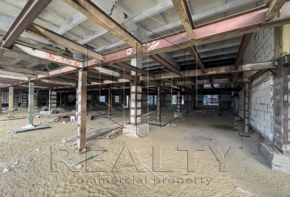 Фасадное помещение 1700 м² с парковкой – идеально для супермаркета