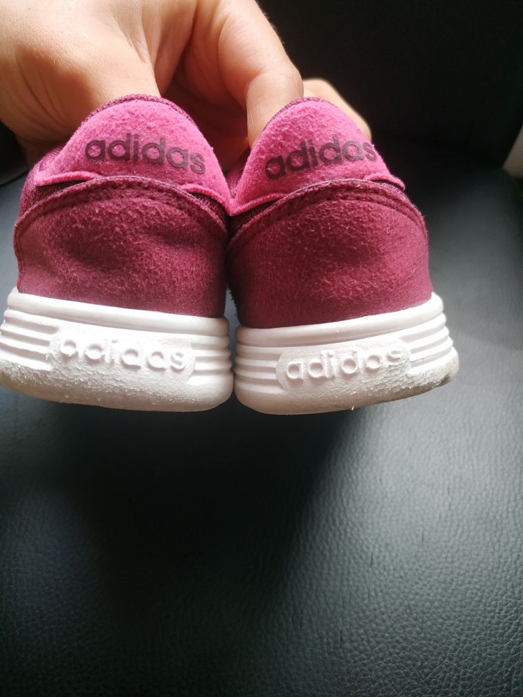 Buty dla dziewczynki marki Adidas w rozmiarze 24