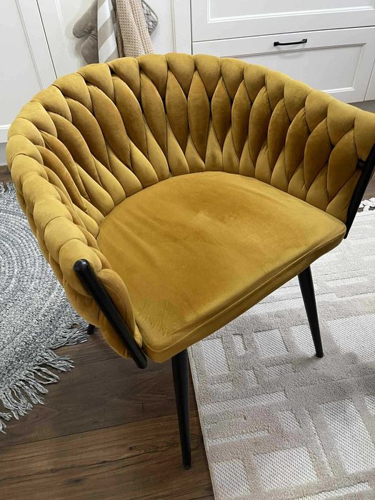 Plecione musztardowe krzesła