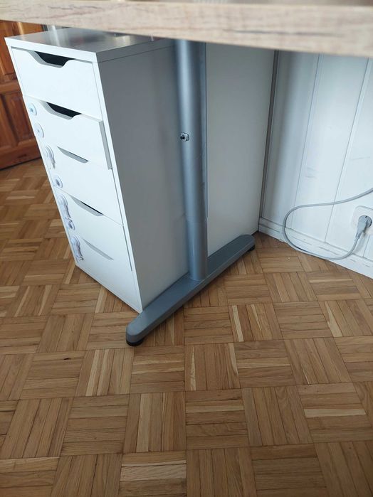 Biurko duże 150 cm x 80 cm. Nogi z regulacją wysokości.