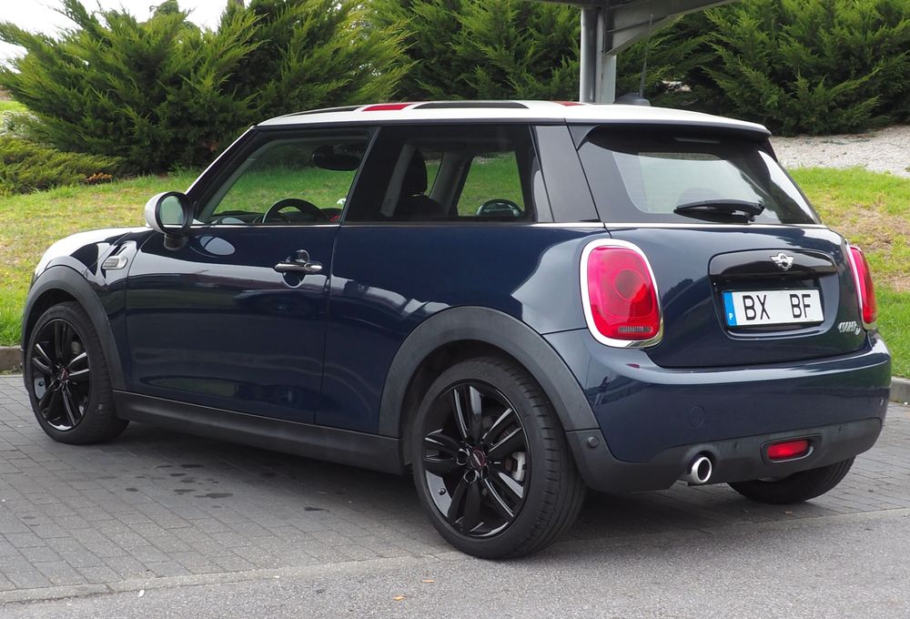 Mini Cooper D 1.5 gasóleo, automático, GPS (modelo 2018), JCW jantes