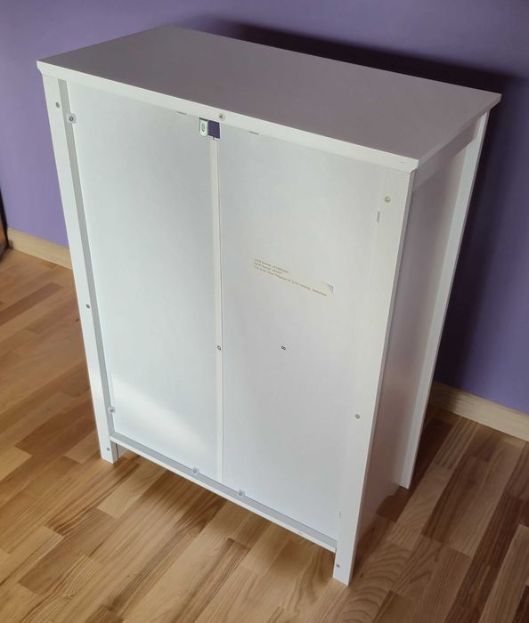 Nowoczesna szafka z witryną i regulowanymi półkami