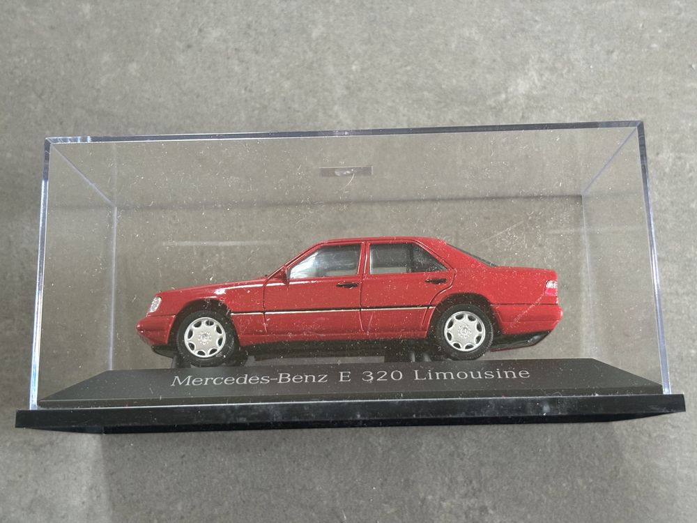 Model Herpa skala 1/43 Mercedes E-Klasa E320 W124 czerwony