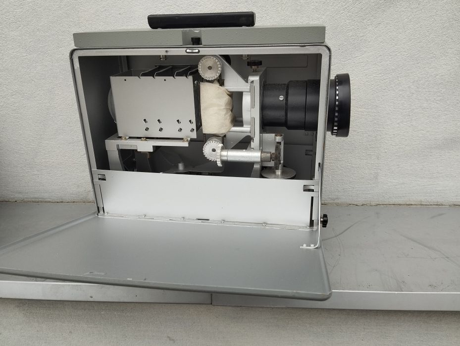 діапроектор новий виробн СССР в комплекті зіп ,є деякі плівки.