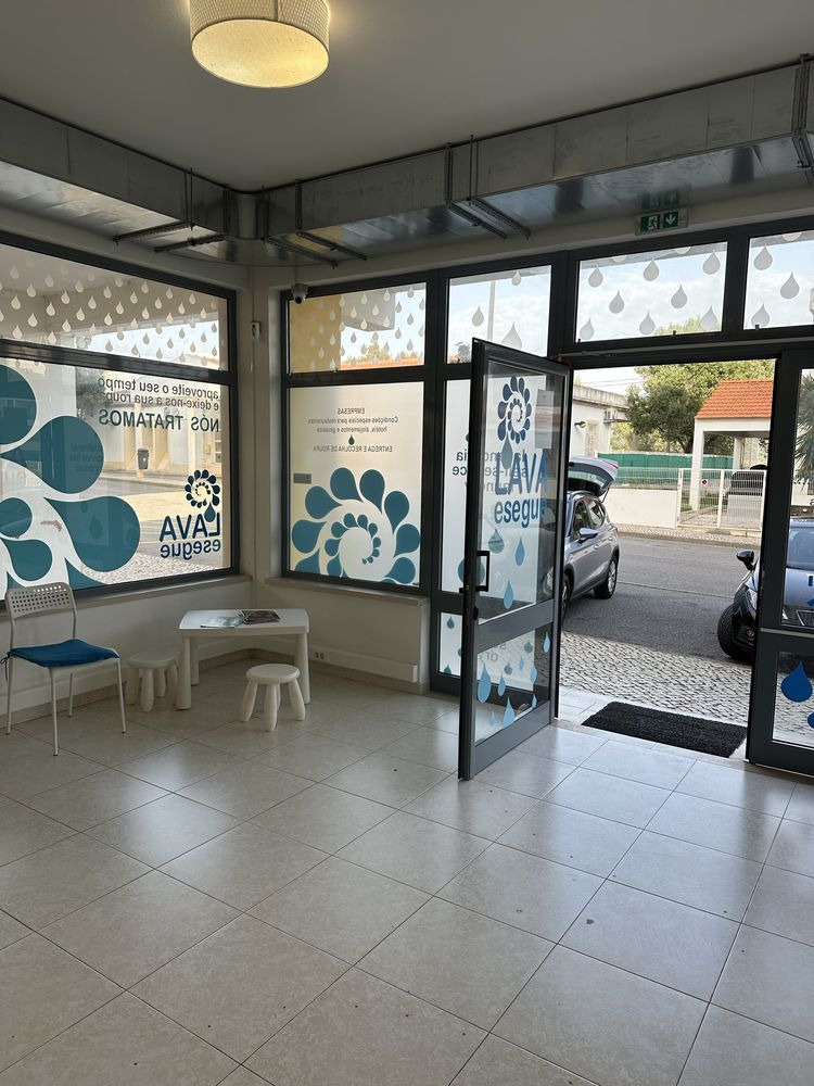 Venda loja com lavandaria self service a funcionar