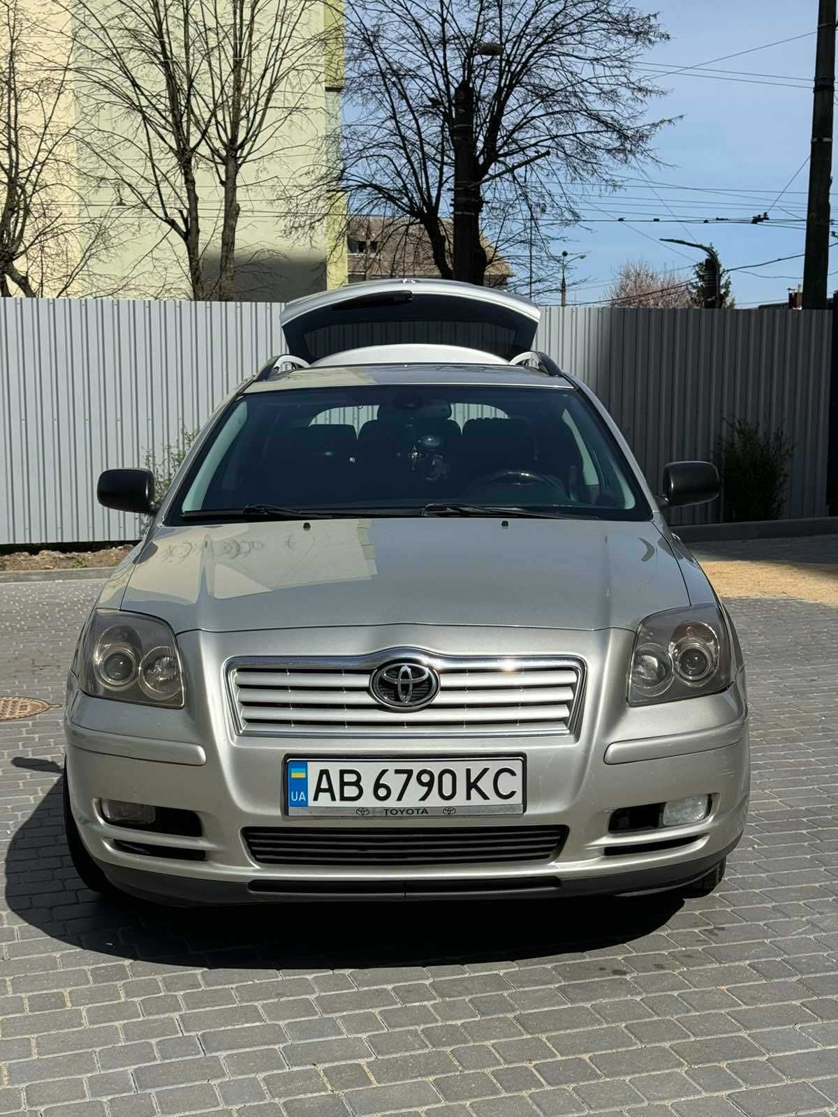 Легковий автомобіль. Тойота Авенсіс 2004 рік. 2.0 дизель