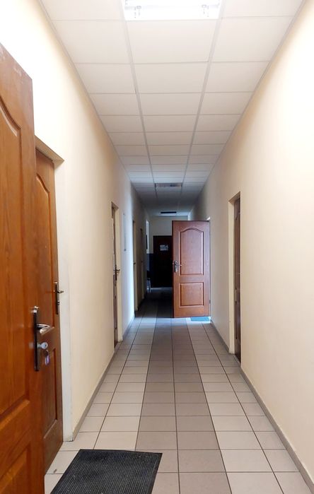 Lokal pod usługi/biuro - parking przed budynkiem, ul. Karosek