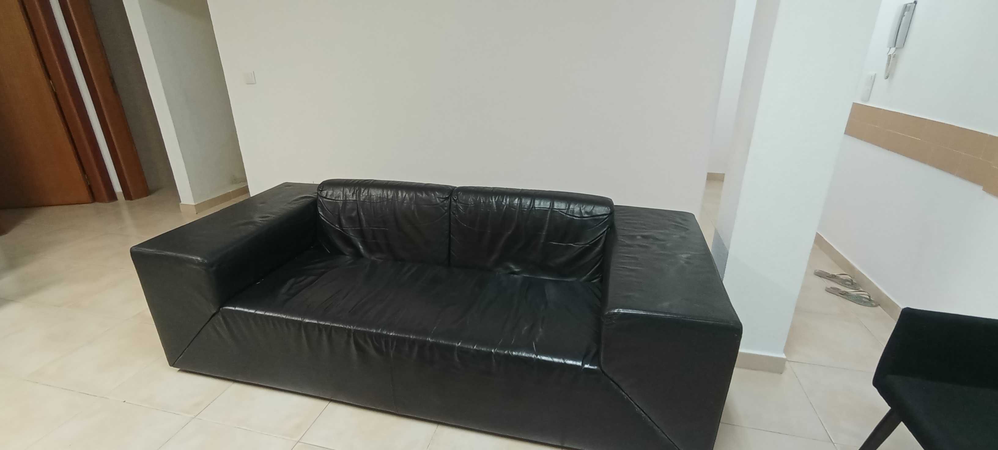 Vendo 2 sofás: Ler descrição com os valores. Ambos negociáveis.