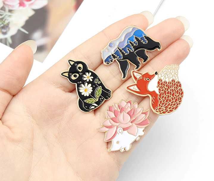 Piękna odznaka - broszka - Biały Lis. Emalia