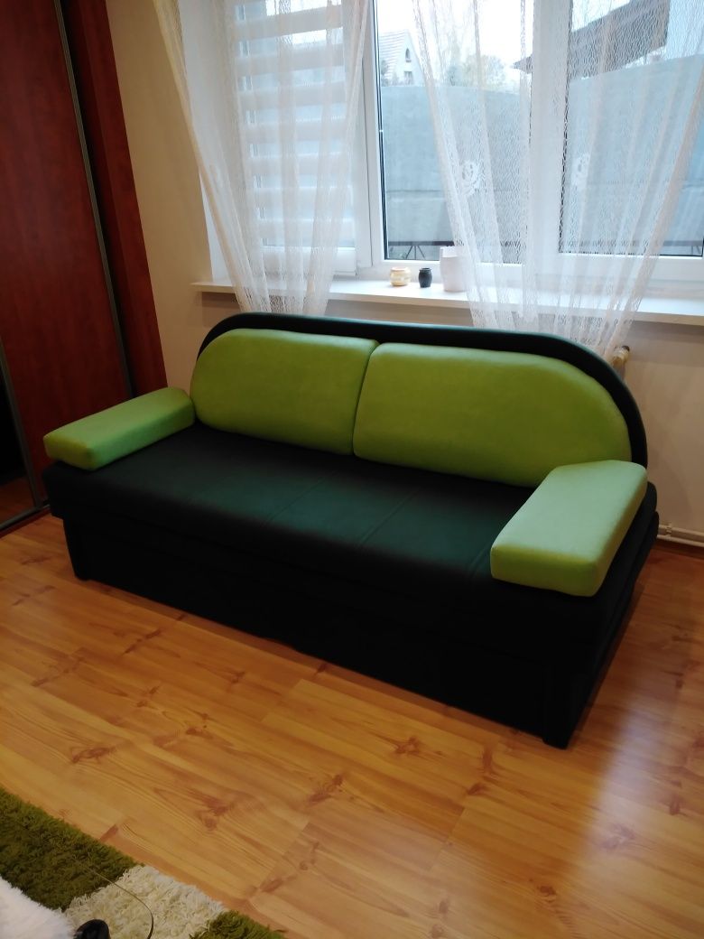 Zielona sofa z funkcją spania