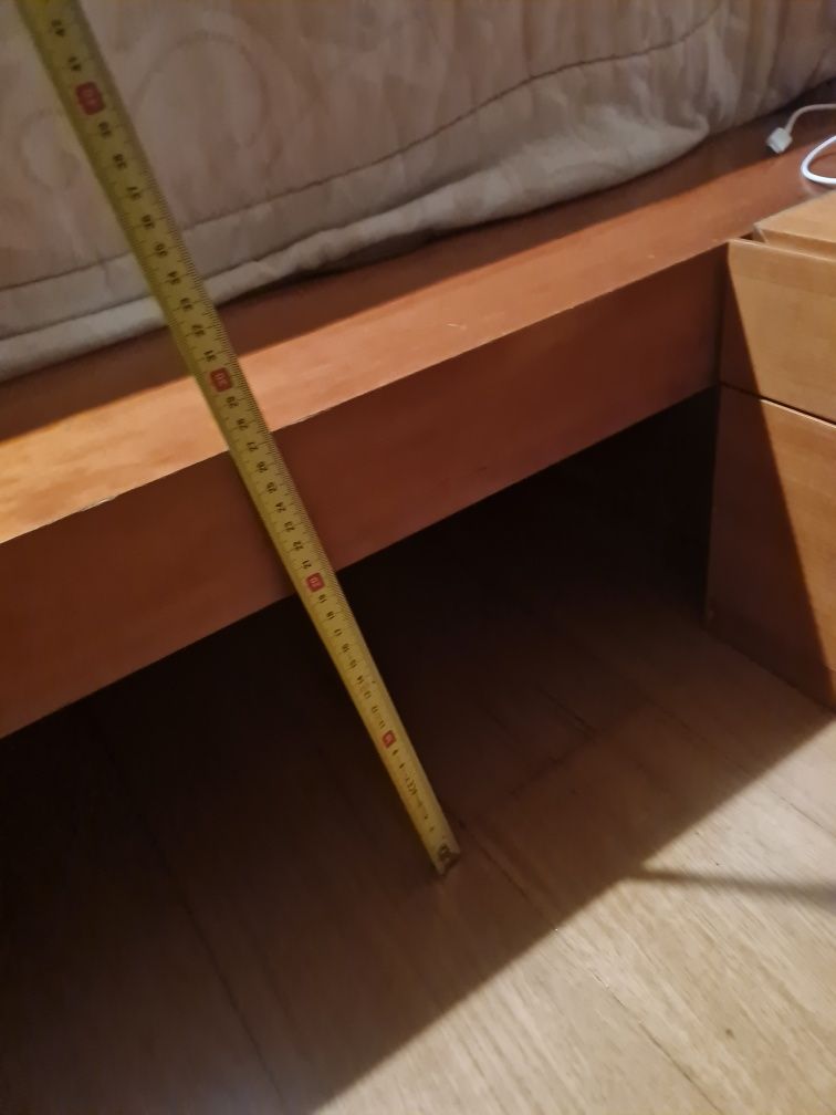 Quarto cama com 2 mesas de cabeceira