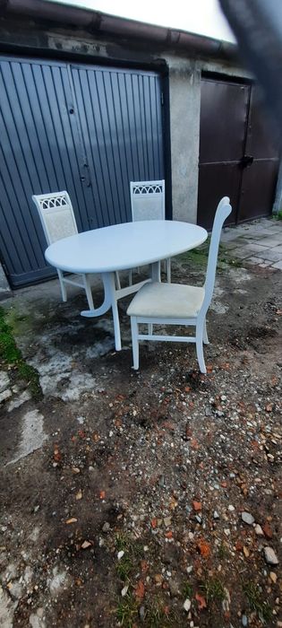 Duży biały stół  z krzeslami