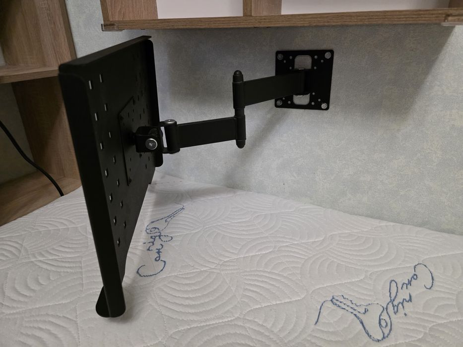 Подвесная полка для ноутбука с креплением на стену