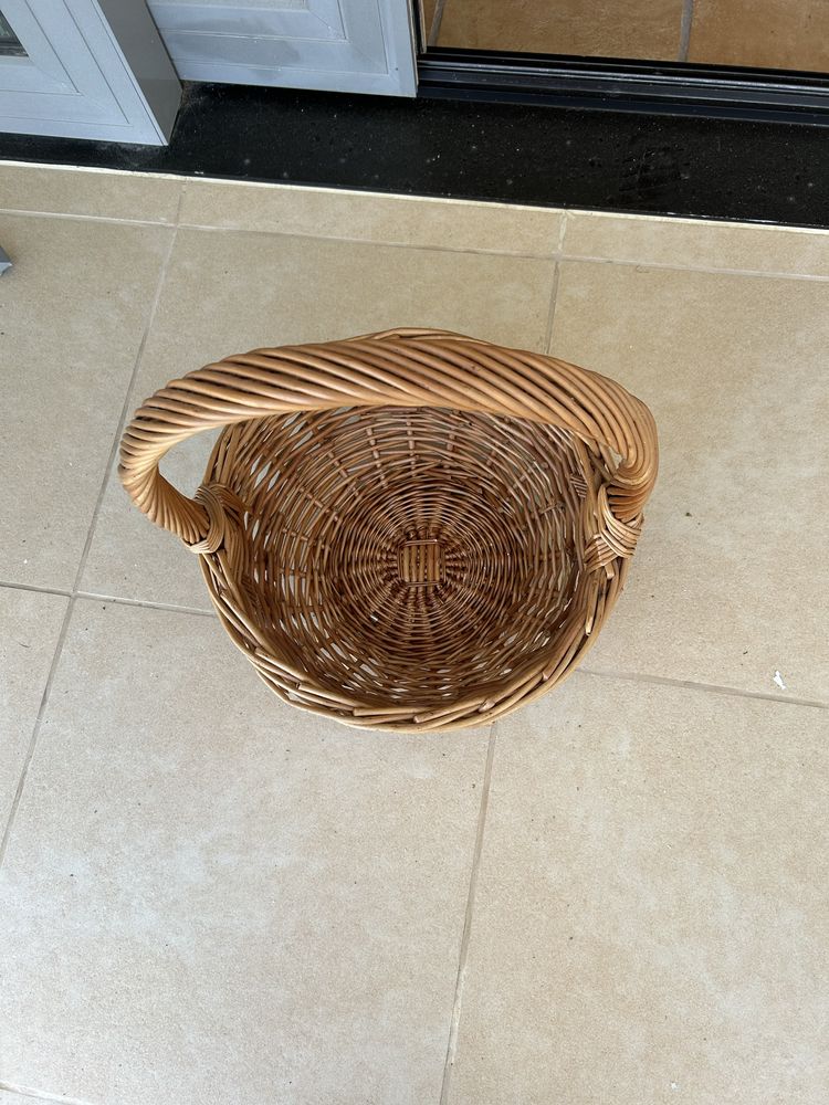 Cesta de verga, com 36 cm de largura e 42 de altura