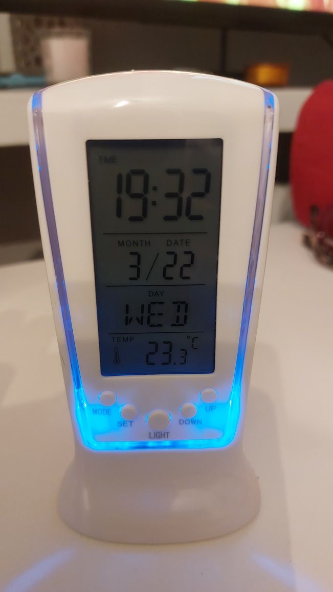 Zegarek stojący z datą i temperaturą