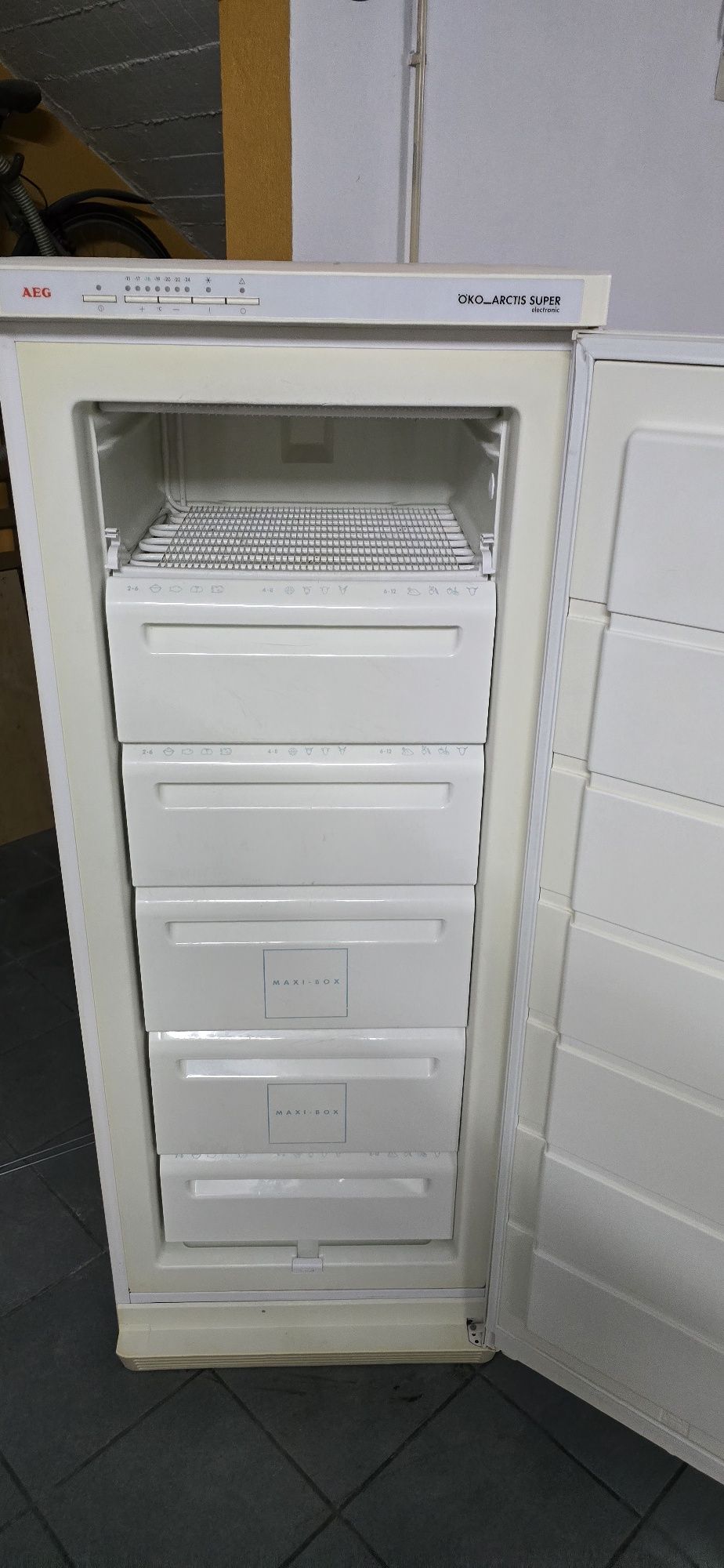 Arca vertical AEG