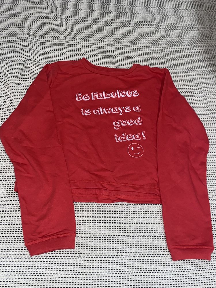 sweat vermelha com uma frase a branco