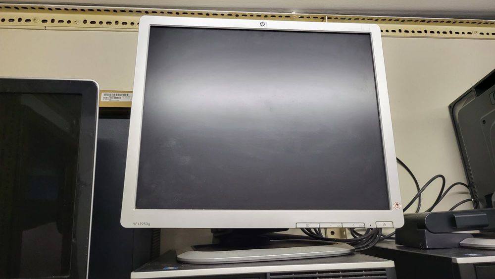 Monitores 19” a funcionar