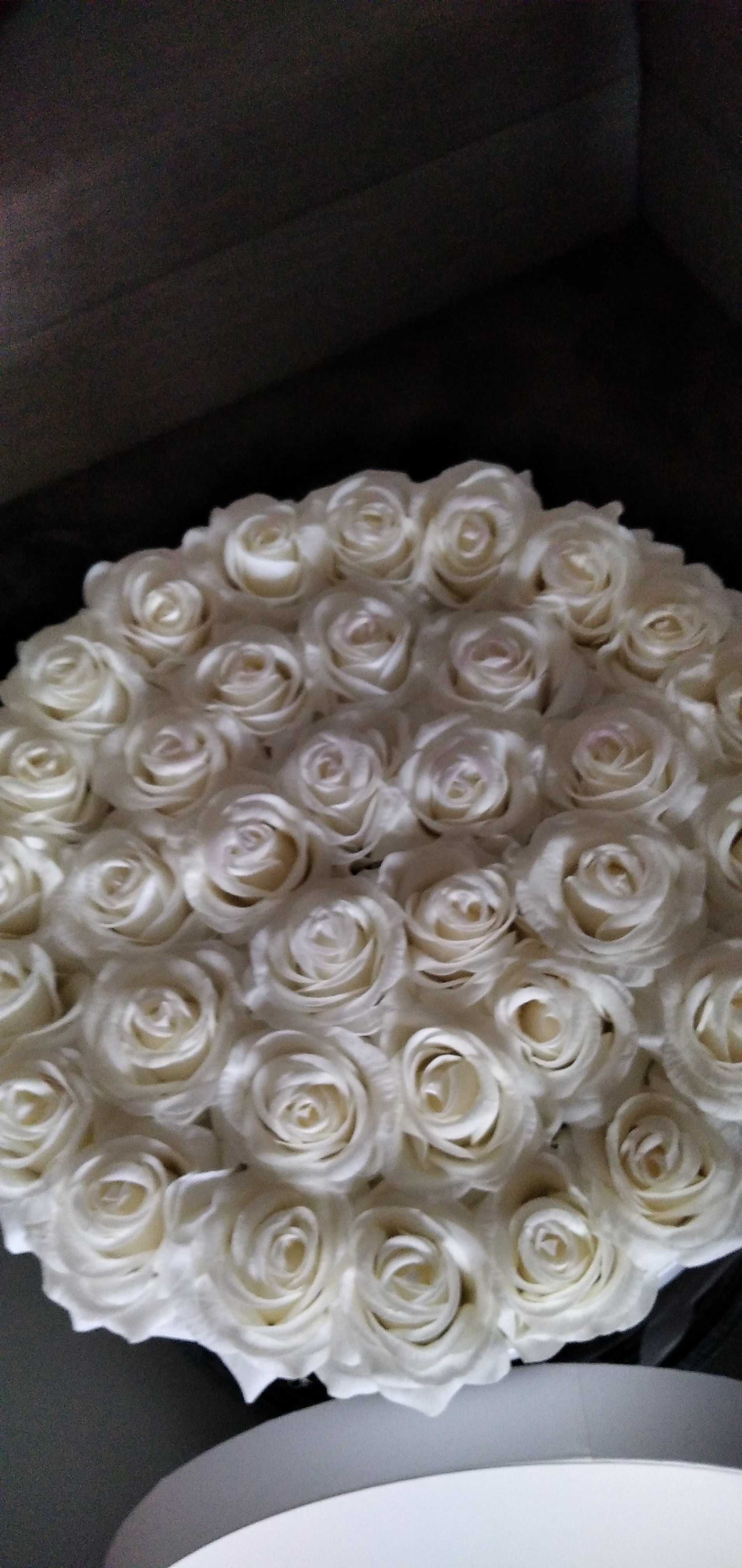 Relaxdays Pudełko z różami okrągłe 34 róże 33x32cm