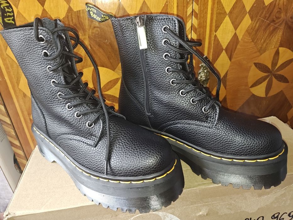 Wysokie Glany osmio dziurkowe nowe rozmiar 39