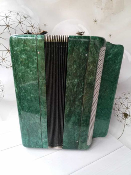 Баян «Мелодія» в робочому стані с футляром.