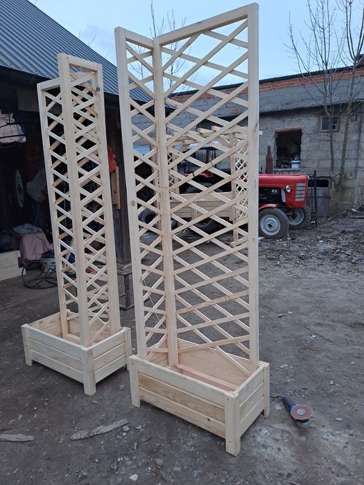 Pergole z ławkami. Stół ogrodowy z ławkami