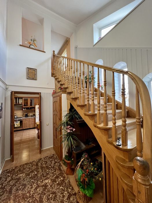 Будинок(центр)260 м², 2 входи, під 2 сім’ї, 10 соток, з пандусом