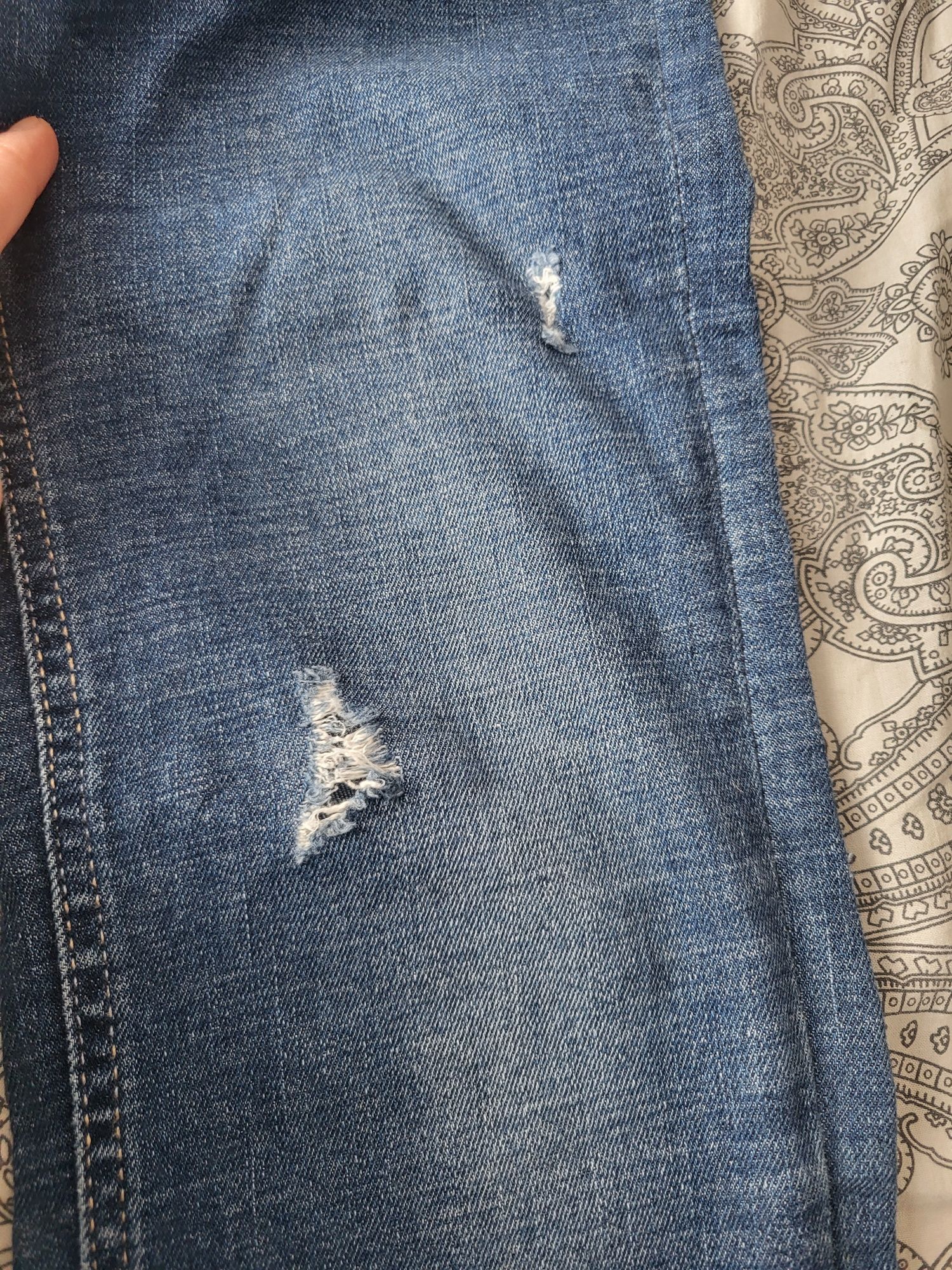 Jeansy Stradivarius petite skinny Regular rozdarcia regularny pas