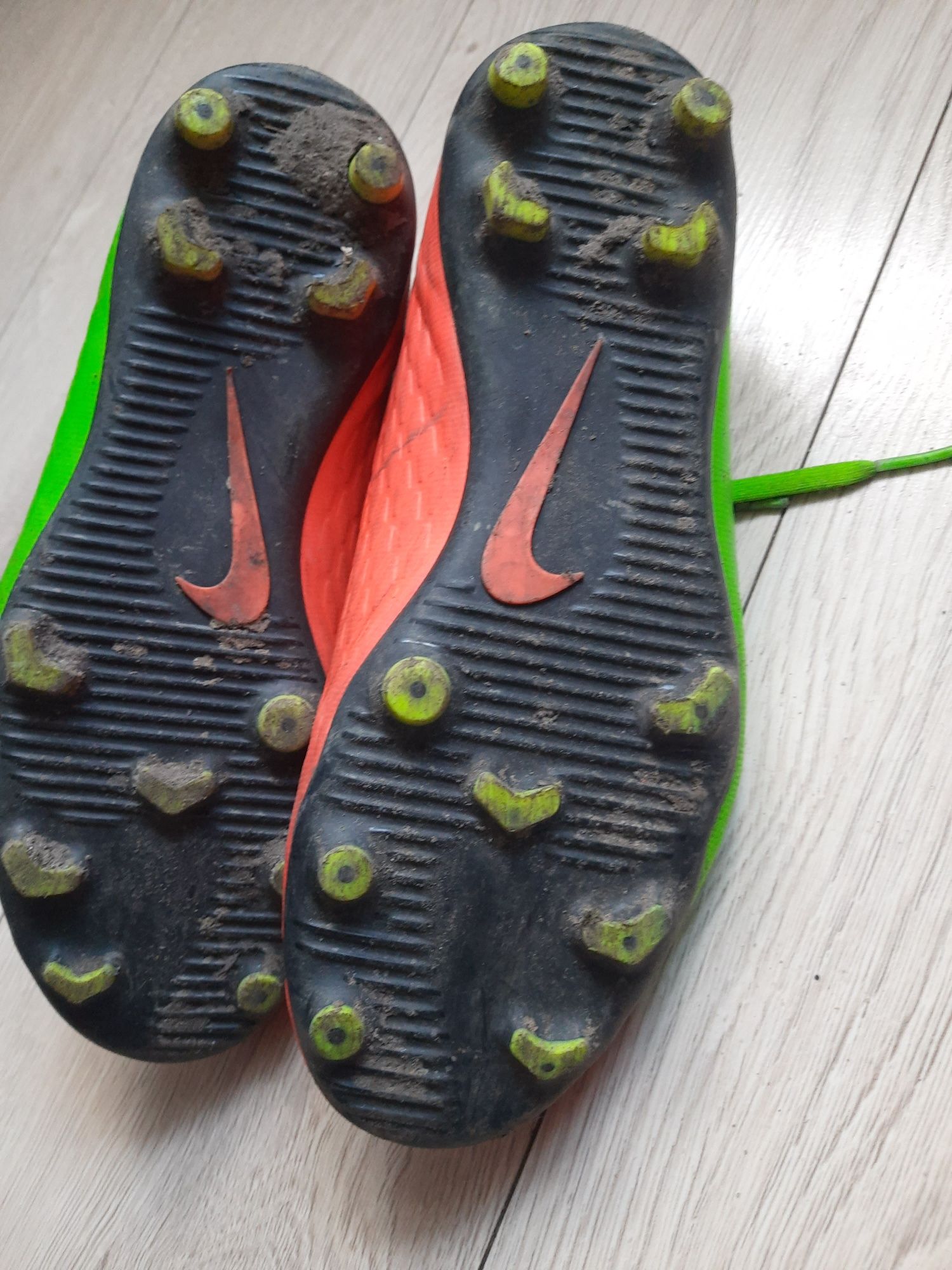 Buty piłkarskie korki nike