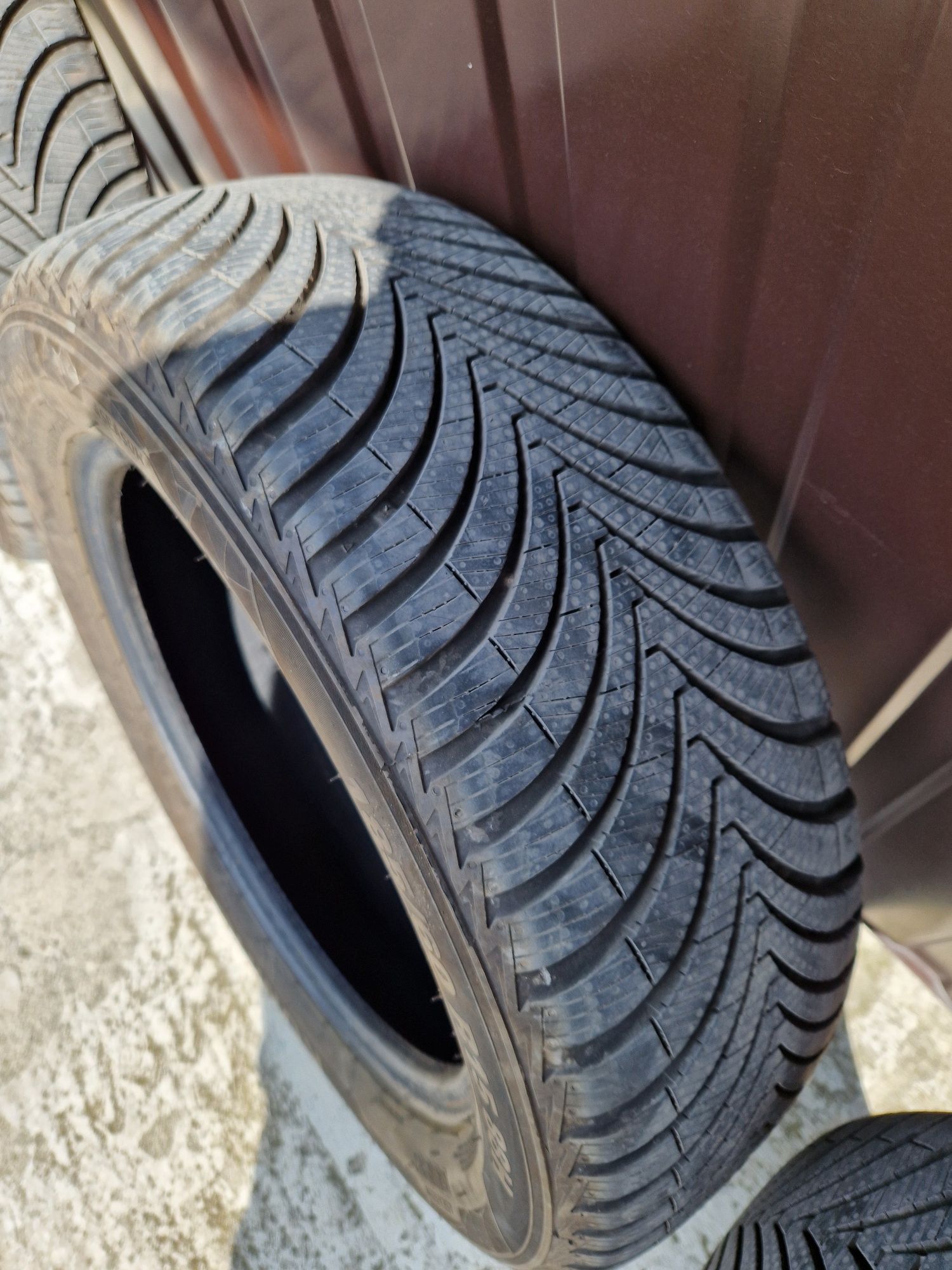 Opony całoroczne KUMHO 185/60 R15 jak Nowe komplet