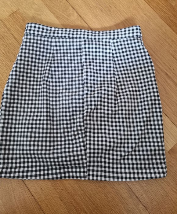 Mini saia  H&M Divided aos quadrados pretos e brancos