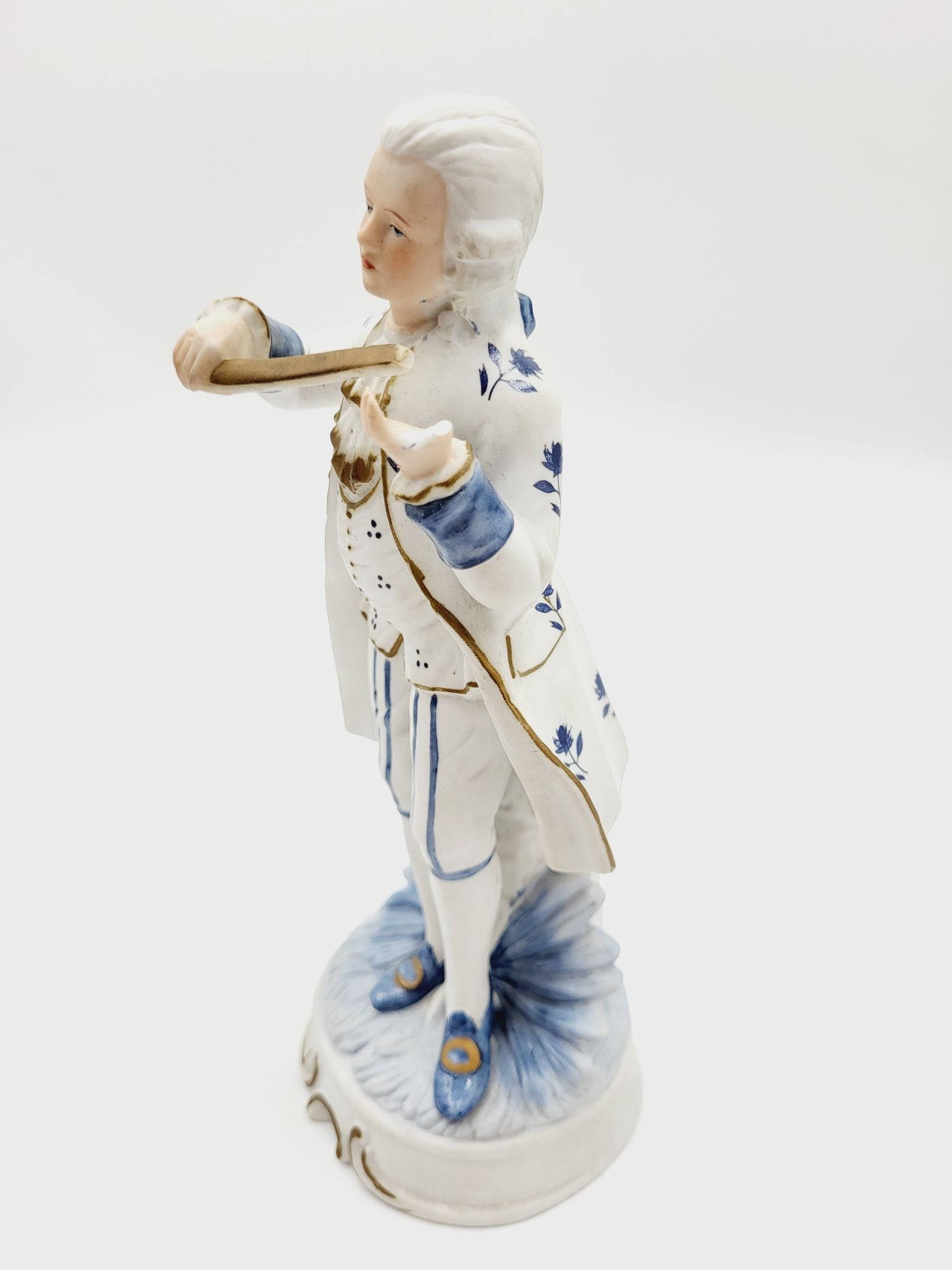 Śliczna porcelanowa figurka skrzypka