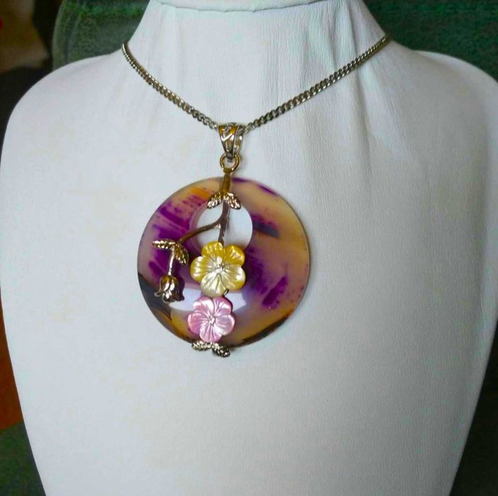 Colar c/ Pendente em Pedra Natural Lilás e Flores em Porcelana NOVO