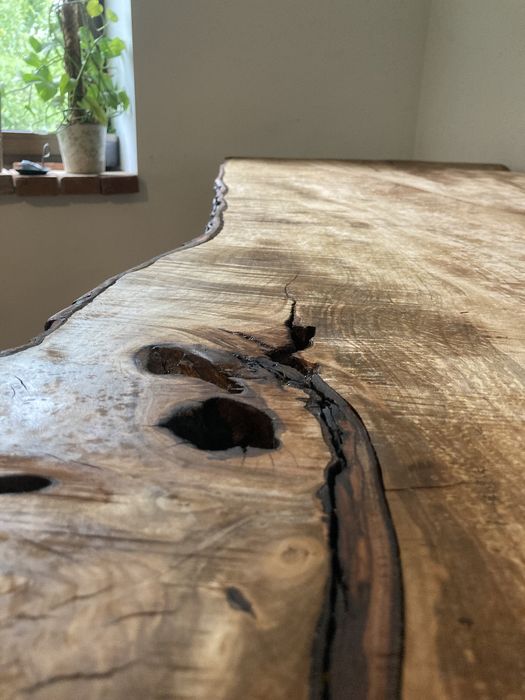 Stół dębowy z jesionu z naturalna krawędzią metalowe nogi