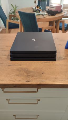 Playstation 4 pro , 7 gier same hity plus pad !