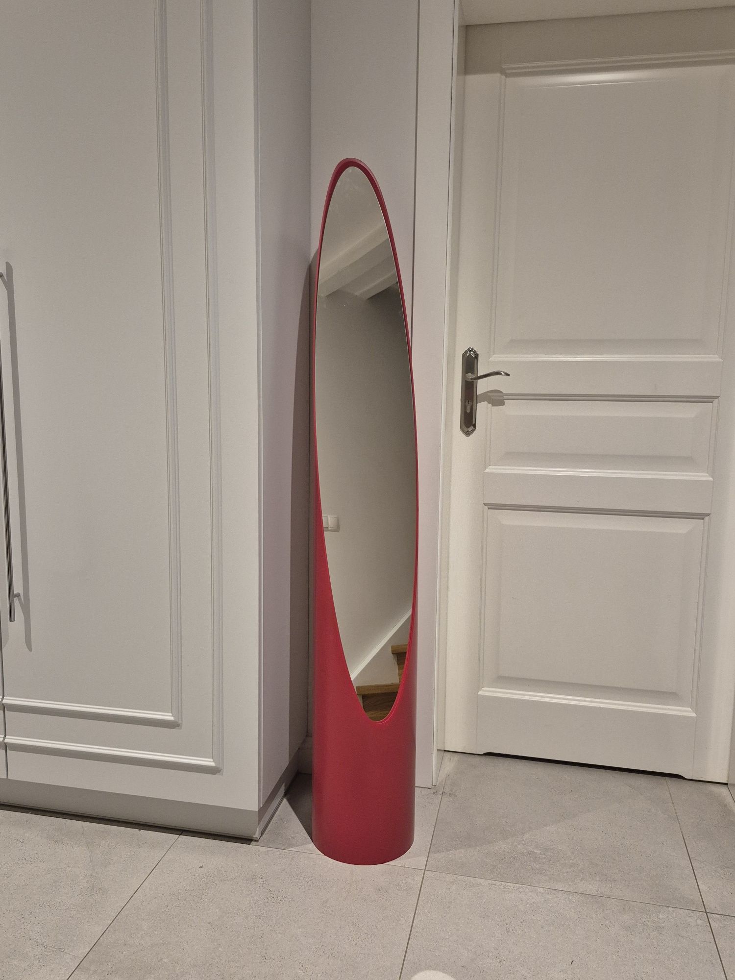 Lustro stojące Unghia Lipstick – czerwony mat – włoskiego design