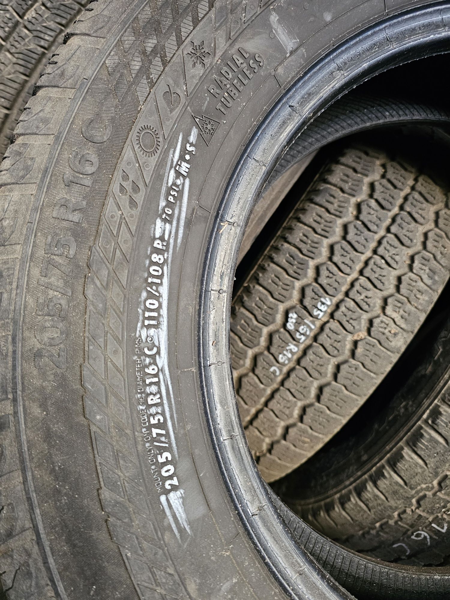 Opony wielosezonowe Continental 205/75R16C 110/108R