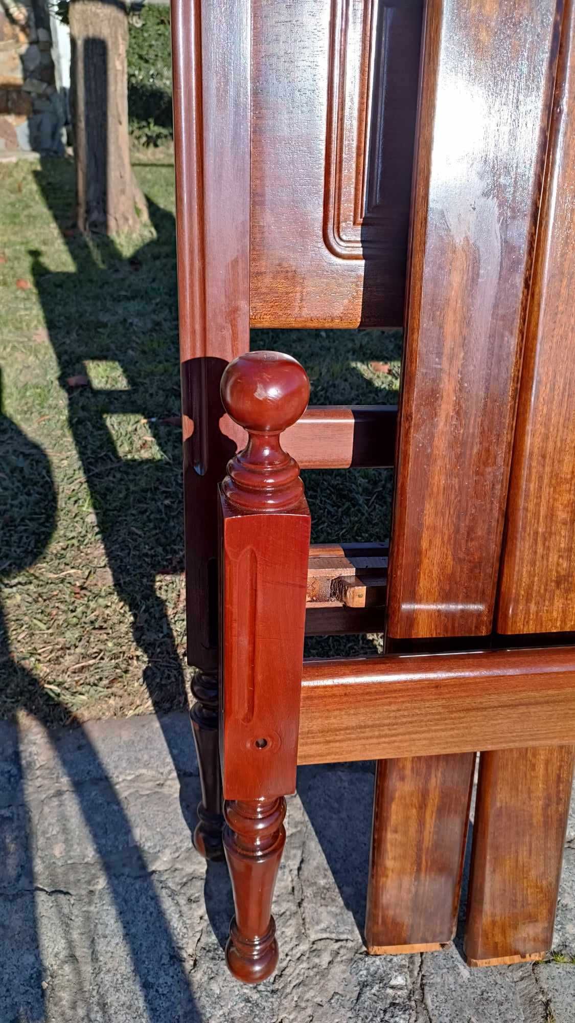 Cama de solteiro em  mogno